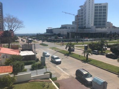 Apartamento en la Mansa 2 dormitorios con terraza y parrillero