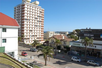 Apartamento en Península 3 dormitorios y servicio con garage