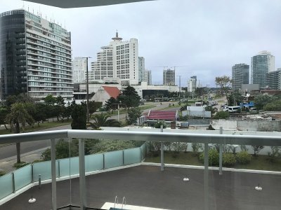 Apartamento en Mansa 3 dormitorios y servicio con terraza y parrillero