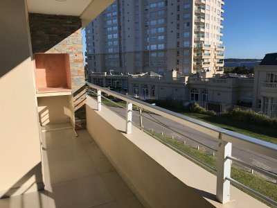 Apartamento en Mansa 1 dormitorio con balcón y parrillero