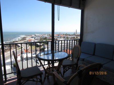 Apartamento en Península 2 dormitorios con muy linda vista a Playa Brava