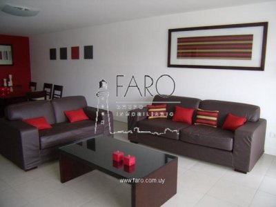 Apartamento en la Brava 3 dormitorios con terraza y parrillero