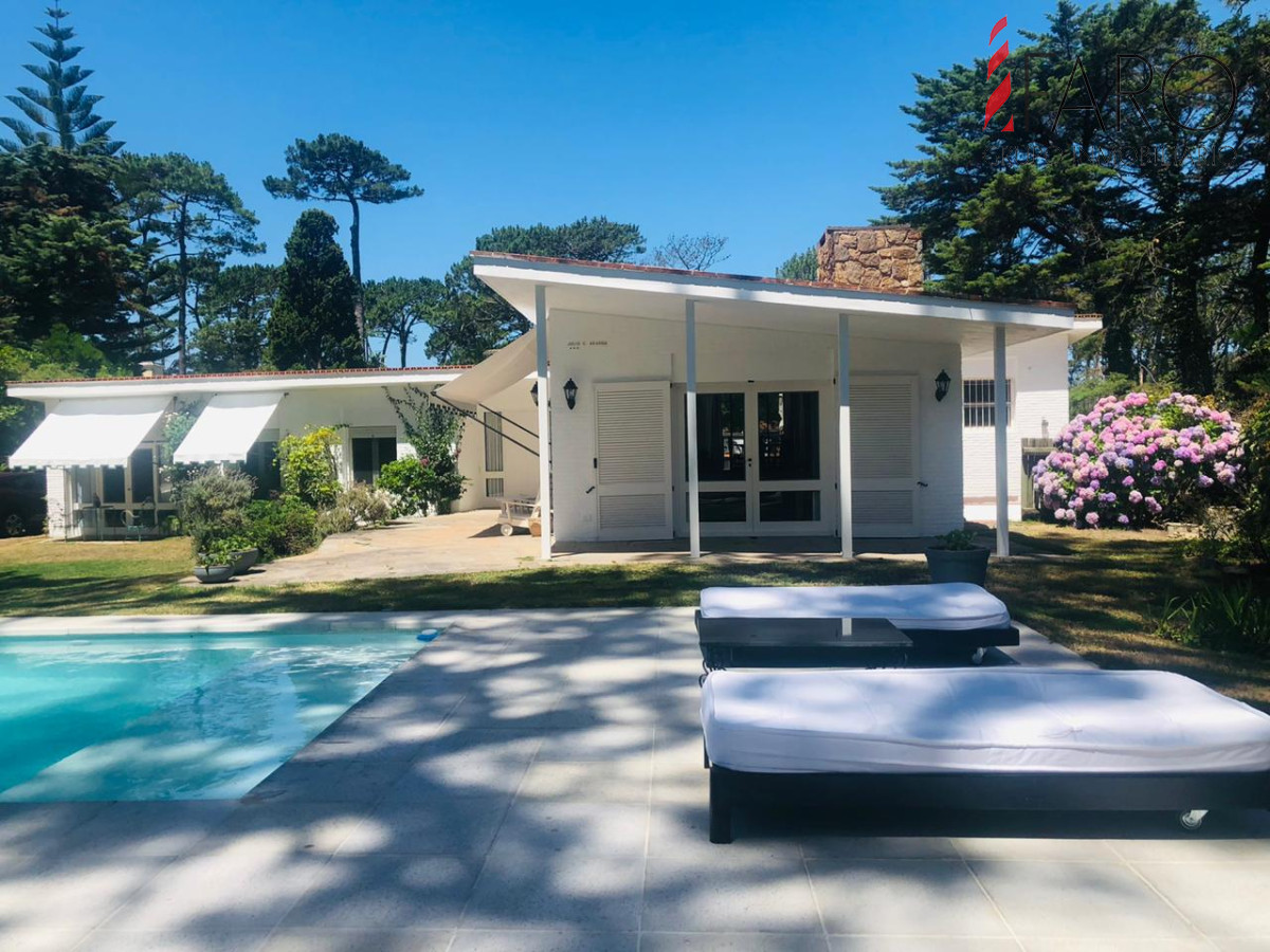 casa con gran jardín y piscina en alquiler - far38575c