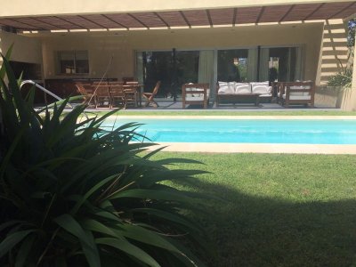 Casa minimalista en Mansa 3 dormitorios, piscina y parrillero