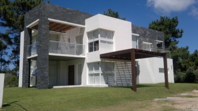 Casa en Rincón del Indio 5 dormitorios con piscina y parrillero