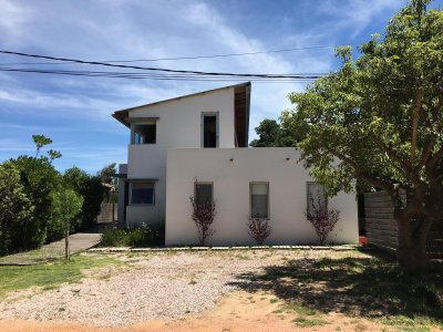 CASA EN ALTOS DE PUNTA PIEDRA, A UNA CUADRA DEL MAR.