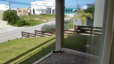 Muy linda casa estilo minimalista en Montoya de 4 dormitorios con parrillero