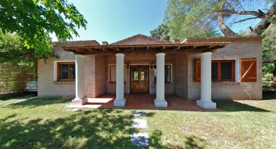 Casa de 2 dormitorios y 1/2 en Rincón del Indio con parrillero