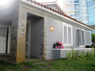 Casa en la Mansa 3 dormitorios y dependencia, jardín con parrillero