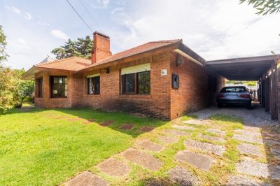 Venta Casa 4 dormitorios y dependencia en zona de colegios Jardines de cba, Punta del Este.