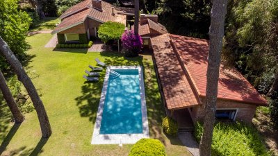 Alquiler Temporario Casa 6 dormitorios y dependencia en Rincon del Indio, Punta del Este.