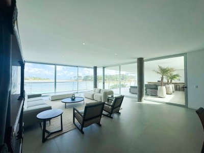 Exclusiva unidad en alquiler y venta primera línea La Barra 