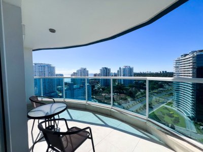 Alquiler de verano, Apartamento de 2 dormitorios en Playa Mansa, a una cuadra del mar