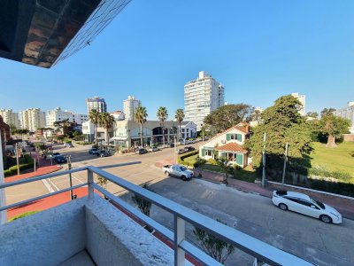 Venta de apartamento de 2 dormitorios y 3 baños en Península, Punta del Este. ** A 50 metros del Mar **