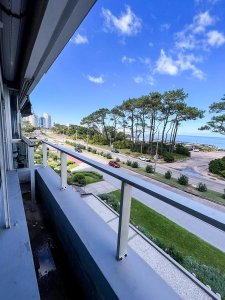 Venta de apartamento, con 2 dormitorios y dep. servicio en la Mansa, primera linea, terraza, cochera.