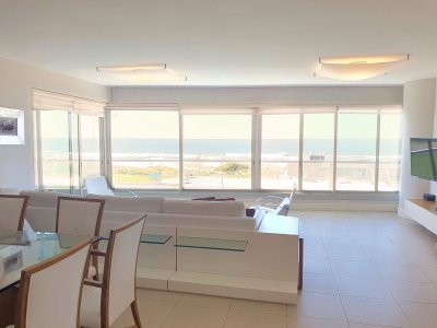Venta de Apartamento de 4 dormitorios frente al Mar en Playa Brava, Punta del Este.