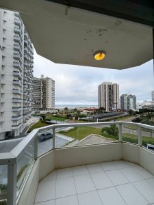 Avenida Chiverta, edificio Torre Marina, a pasos de la playa, 2 dormitorios y dependencia de servicio, con vista al mar.