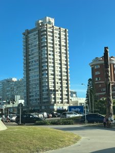 Apartamento en Venta, a una cuadra de Playa Mansa, 1 dormitorio.