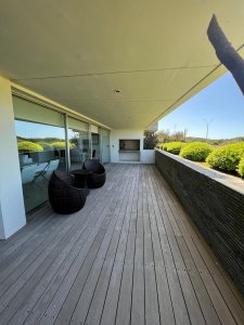 Brava 28. Planta baja con parrillero y jardín propio. 2 suites.