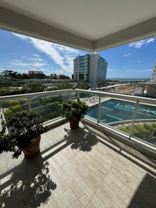 Venta apartamento Playa Brava Parada 10,  2 dormitorios y dependencia