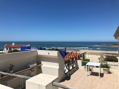 Disponible Alquiler Invernal, Apto en La Barra a metros del mar. 2 dormitorios, terraza.
