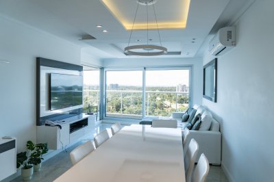 Alquiler anual Pent house 4 dormitorios , playa mansa, Punta del Este 