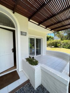 La Barra, a metros del agua, 3 suites, terraza con parrillero, mirador al mar.