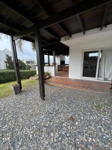 Venta de Casa en La Barra, centro, 3 dormitorios, 3 baños, parrillero y cochera.