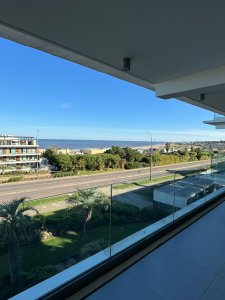 Apartamento en alquiler, Manantiales, exclusivo, frente al mar. 3 suites, terrazas. Nuevo.
