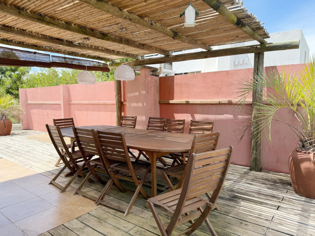 Venta de apartamento de 2 dormitorios en Rincón del Indio, Pda 23, orientación bosque con vista al mar, parrillero propio