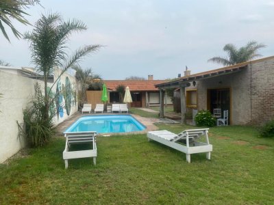 Manantiales, muy cerca de la playa y a pasos del centro comercial.