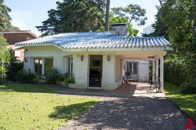 Venta de casa de 4 dormitorios + dep. en Cantegril, Punta del Este
