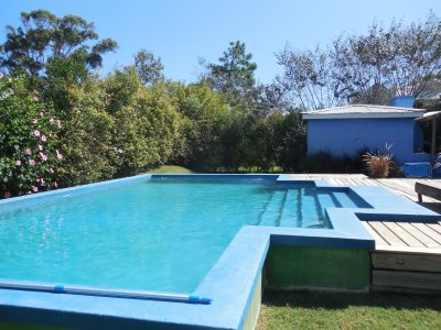 La Barra, cerca de la playa, 3 dormitorios, piscina climatizada.