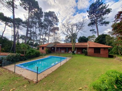 Venta de casa de 3 dormitorios y servicio en barrio Cantegril, Punta del Este.