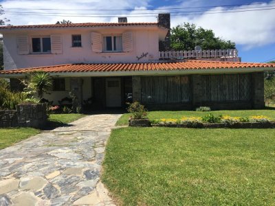 Amplia casa en Playa Mansa a una cuadra del mar