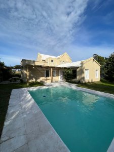 Casa en La Barra, 5 dormitorios, piscina, dependencia, a 100 metros de la playa.