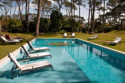 Alquiler Temporal de Moderna y Confortable casa de 5 dormitorios a pasos del Mar en La Barra, Punta del Este.