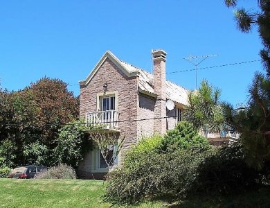 VENTA DE CASA DE 4 DORMITORIOS CON PISCINA EN LA BARRA, PUNTA DEL ESTE.