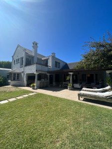 Montoya, 5 dormitorios, amplia, cercada, muy segura. Piscina, parrillero. Ideal familias numerosas.