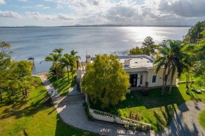 Venta de Residencia de 7 dormitorios + 8 baños sobre Laguna del Sauce, Punta del Este