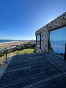 Casa en alquiler con 3 suites y casa de huespedes frente al mar, en El Chorro. 