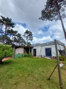 Sólida casa en amplio terreno. Ideal Proyecto.