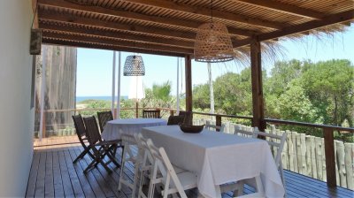  Alquiler casa de 2 dormitorios en Suite + servicio A UNA CUADRA DE LA PLAYA en José Ignacio.