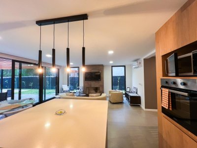 Venta de casa a estrenar en Solanas 