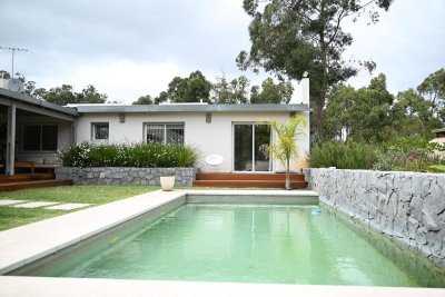 La Barra, a 5 minutos de todo, en entorno de chacras, 4 dormitorios, piscina, gran jardín.