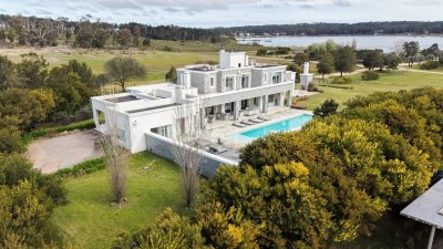  Espectacular residencia de 6 suites en Laguna Estates | 5.000 m² de terreno y vista a Laguna Blanca