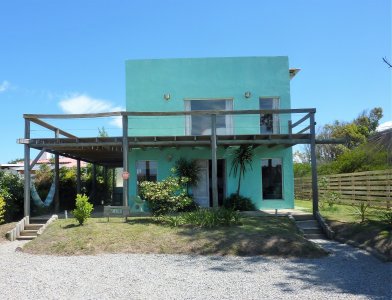 SIMPÁTICA CASA A METROS DEL MAR