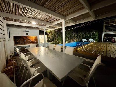Alquiler temporada y venta casa 4 dormitorios a pasos del mar en la barra 