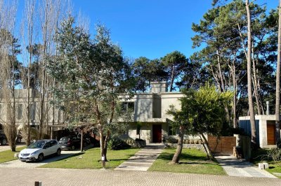 Venta, Casa en Barrio Privado Rincón del Indio, con 4 habitaciones