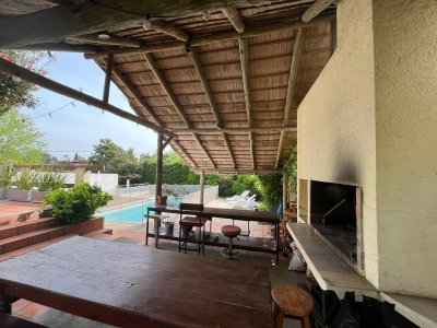 Alquiler Temporal Casa en Mansa, 3 dormitorios, dependencia de servicio, piscina, jardín.